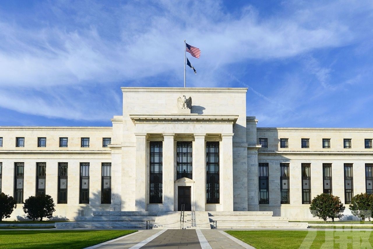 預告明年減息一次