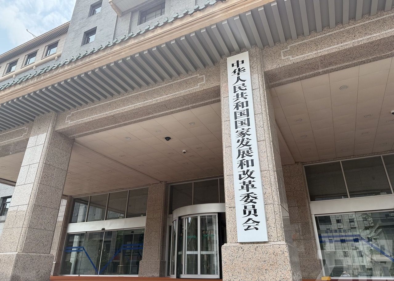 強調加大力度發展民營經濟