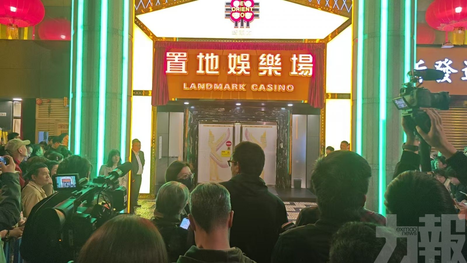 大批民眾見證衛星場走進歷史