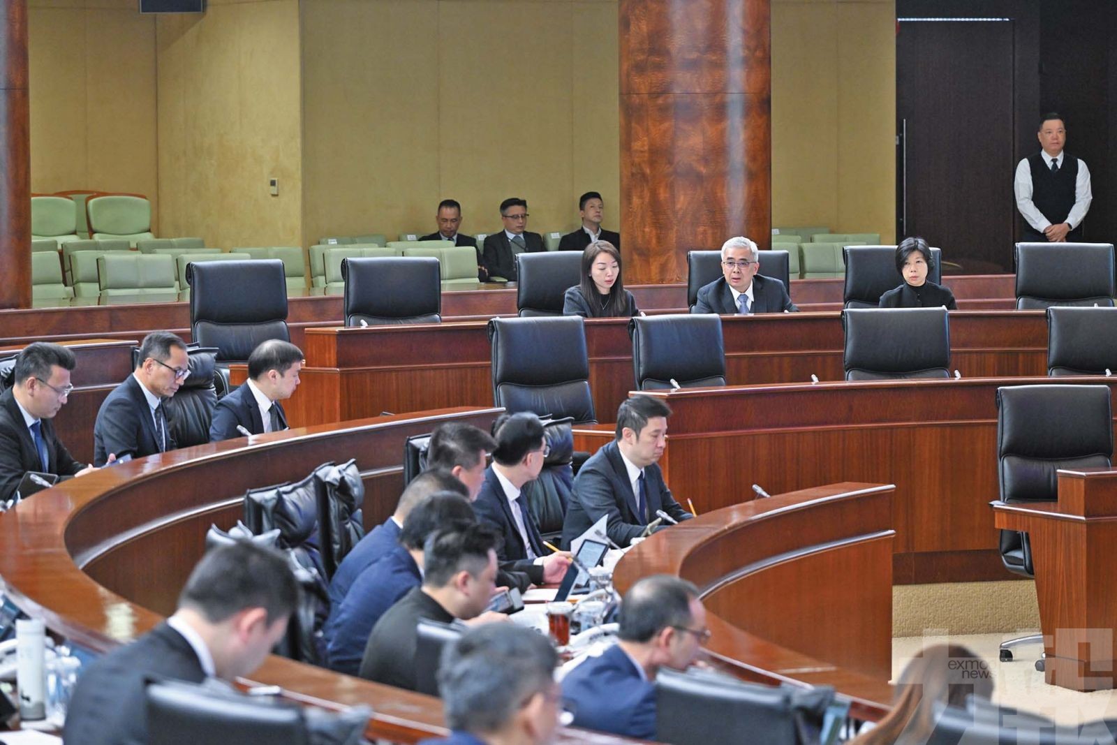 不影響公務員原有薪酬福利