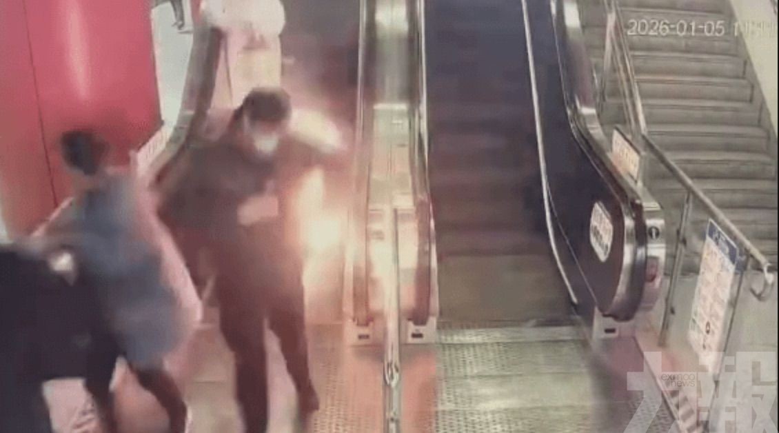 上海地鐵男外套著火狂奔