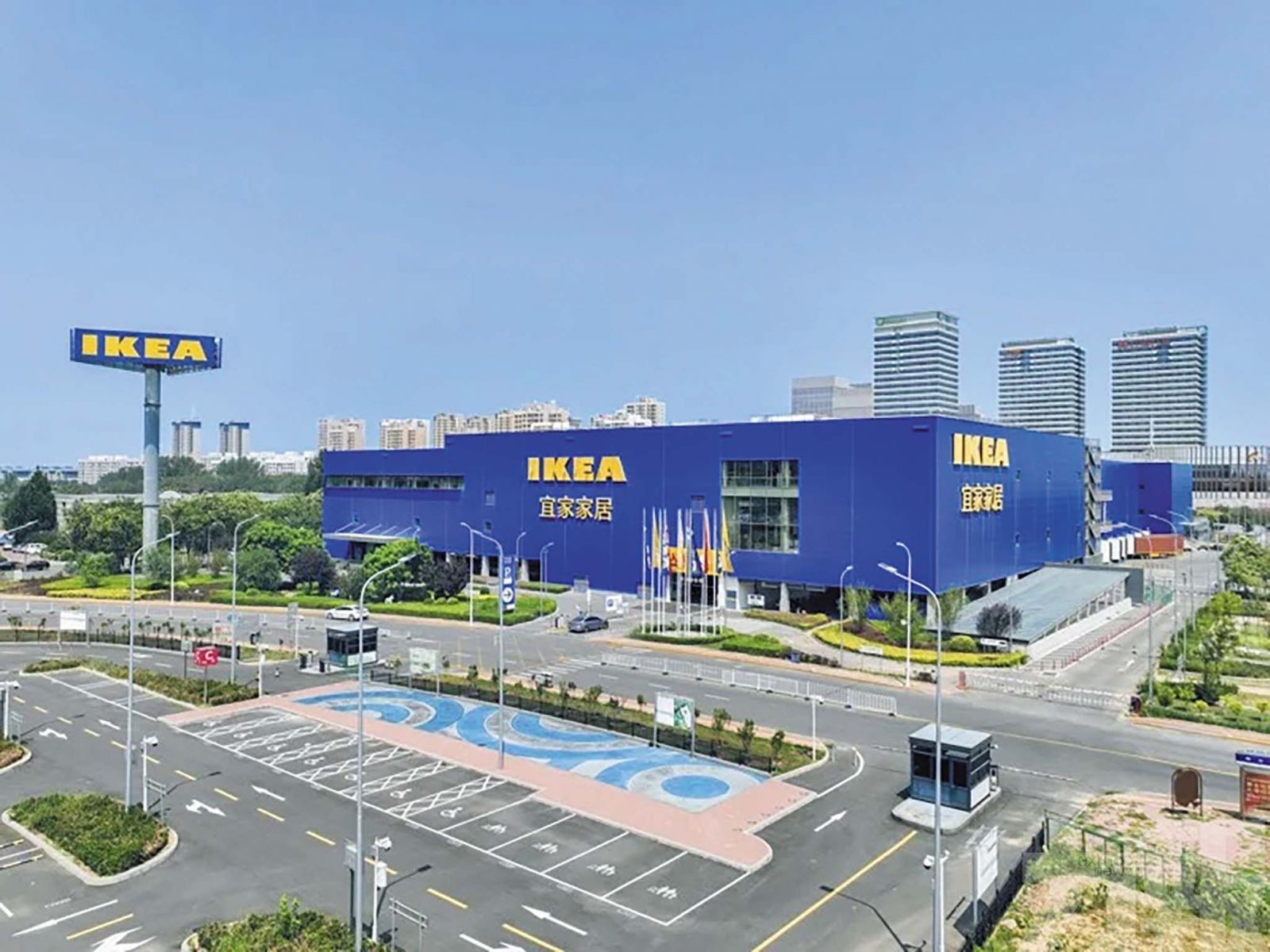 轉向小型門市與線上布局