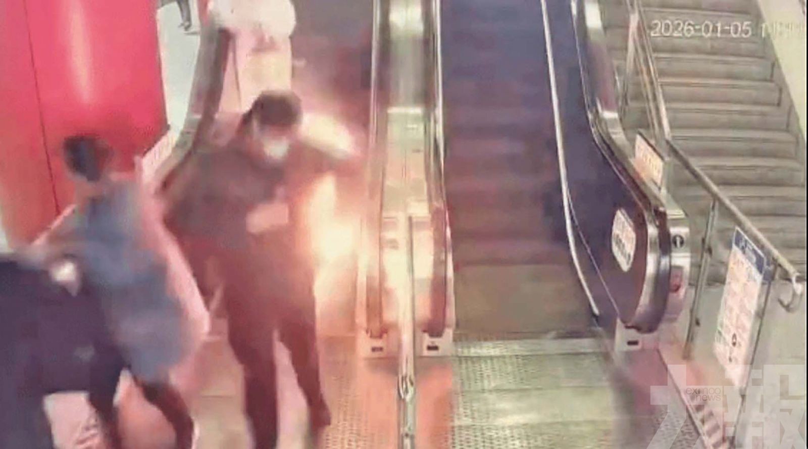 上海地鐵男外套著火狂奔