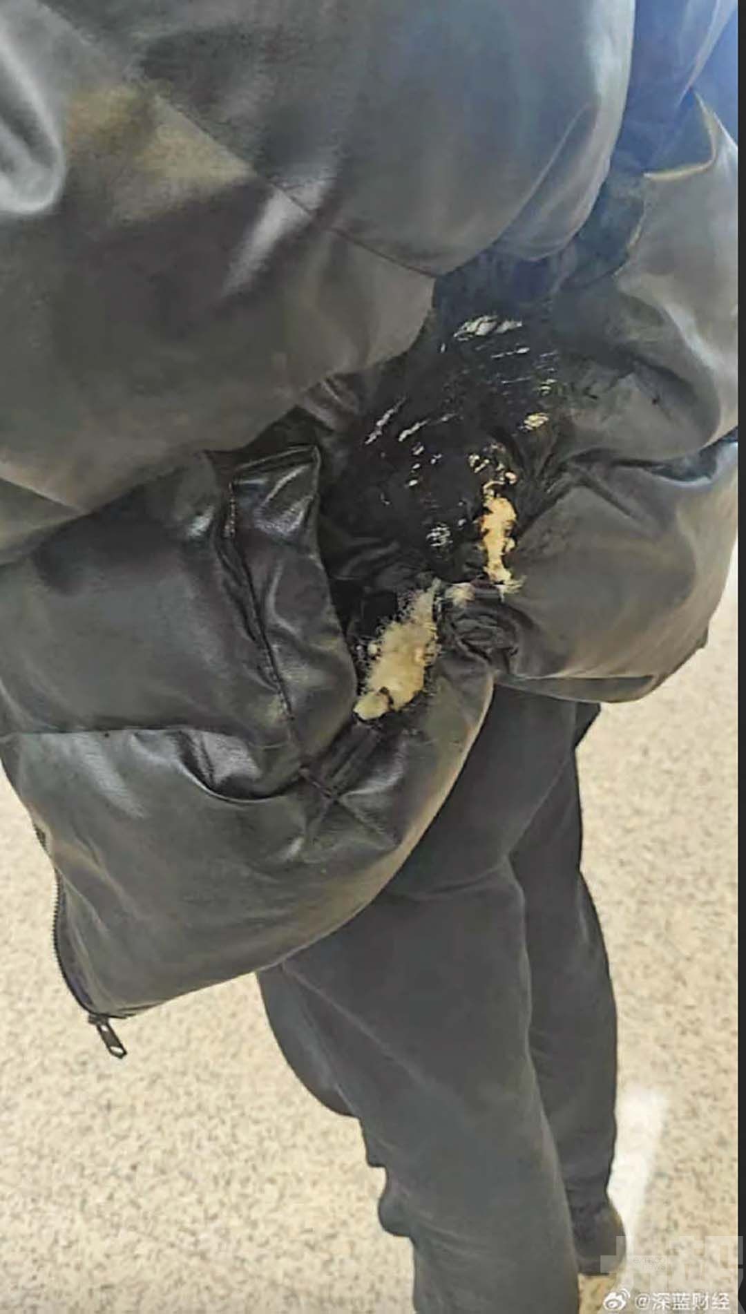 上海地鐵男外套著火狂奔