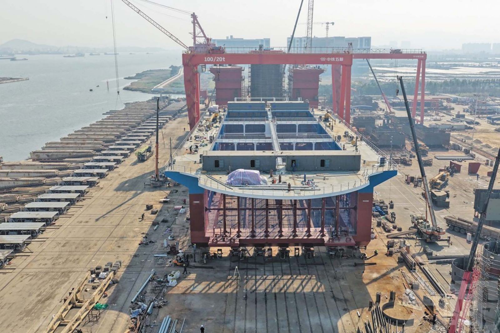 新型桁架平台「珠海琴」下水
