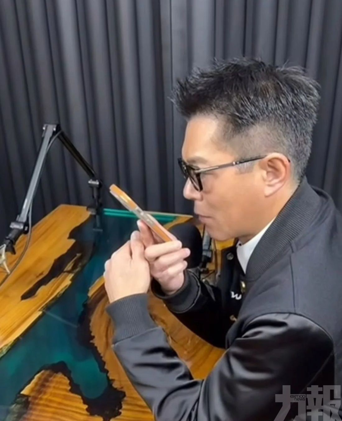 網民考古：他那部舊款手機退休了嗎？