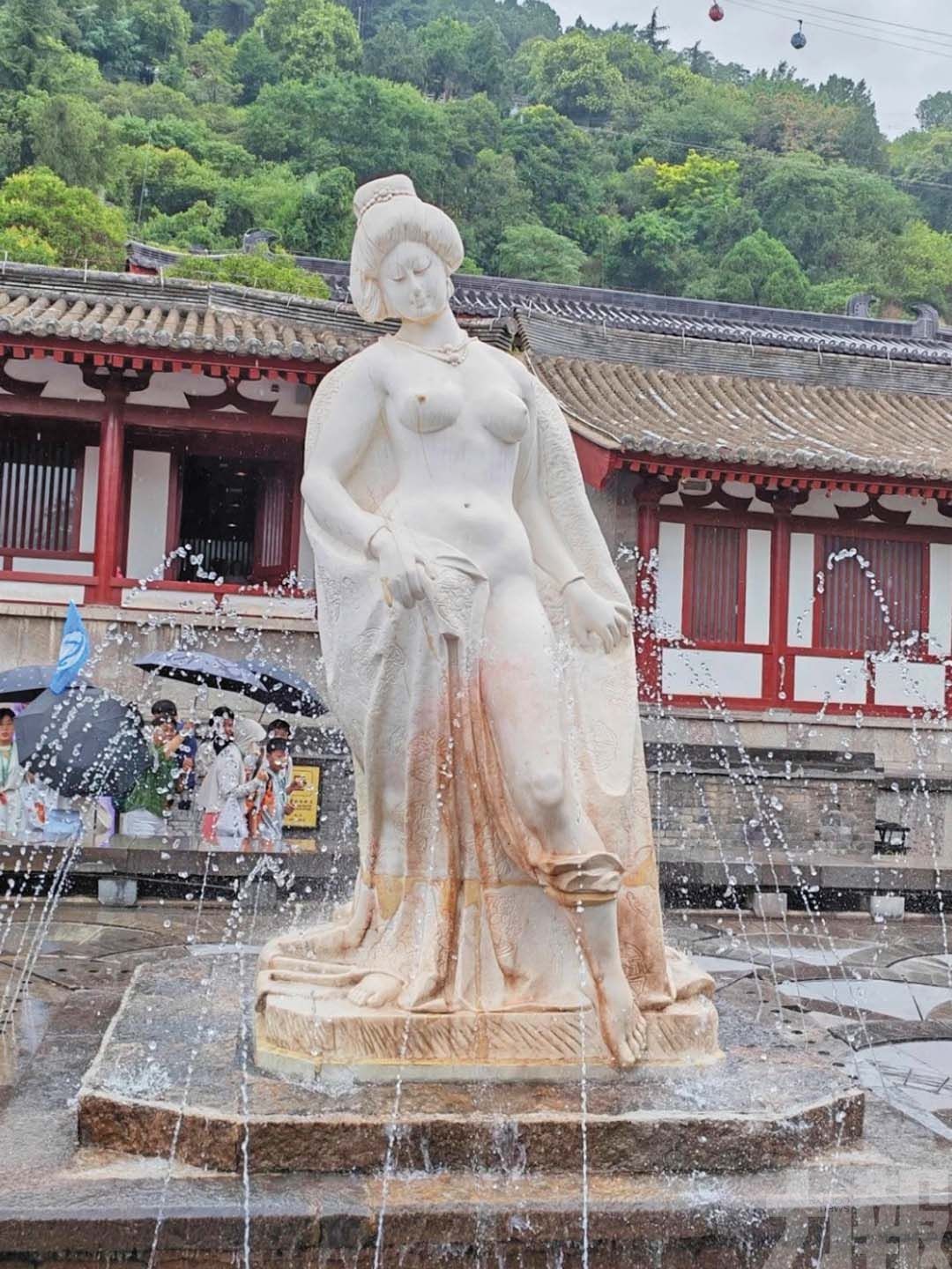 被指裸胸「露點」不雅