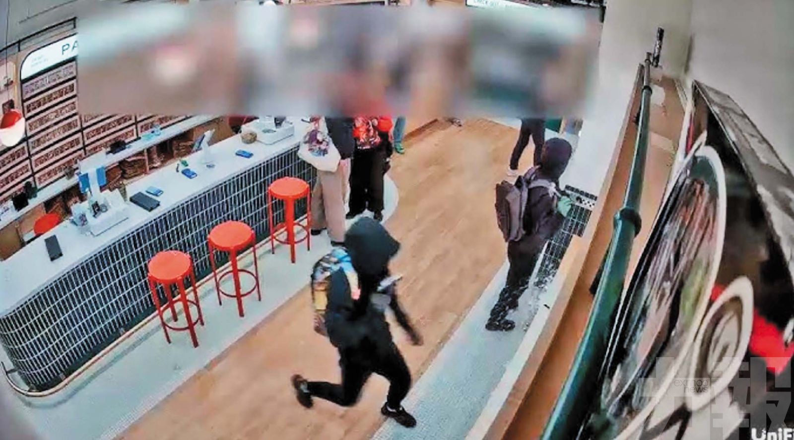 三分鐘掠走 值10萬美元卡牌