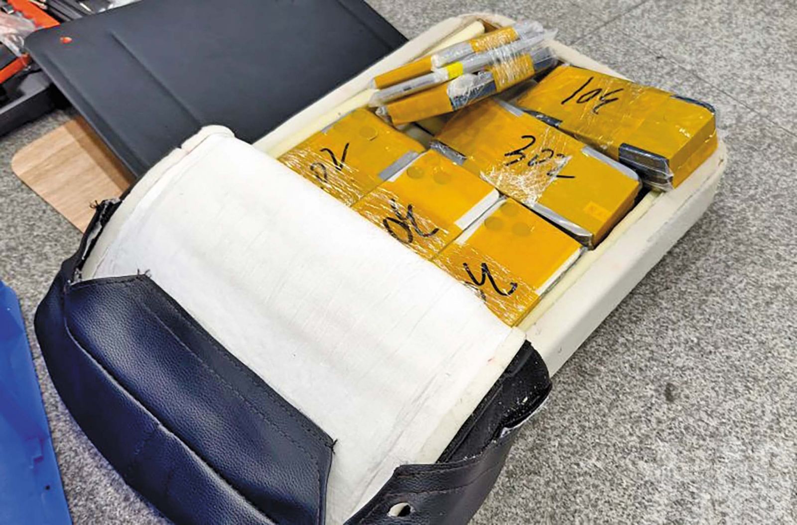 二旅客攜64台舊手機闖關被查