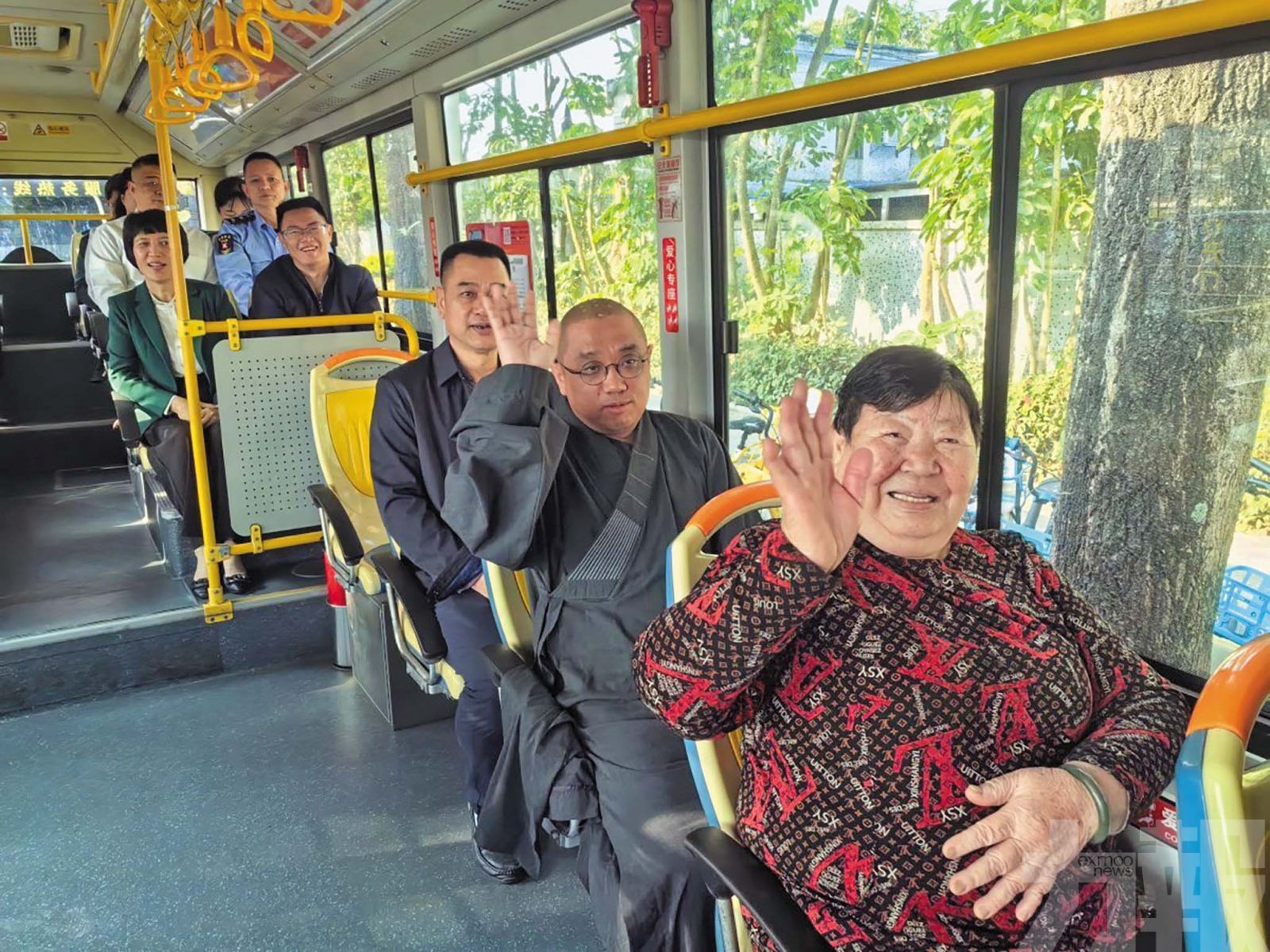 東坑社區兩路公交車進村通行