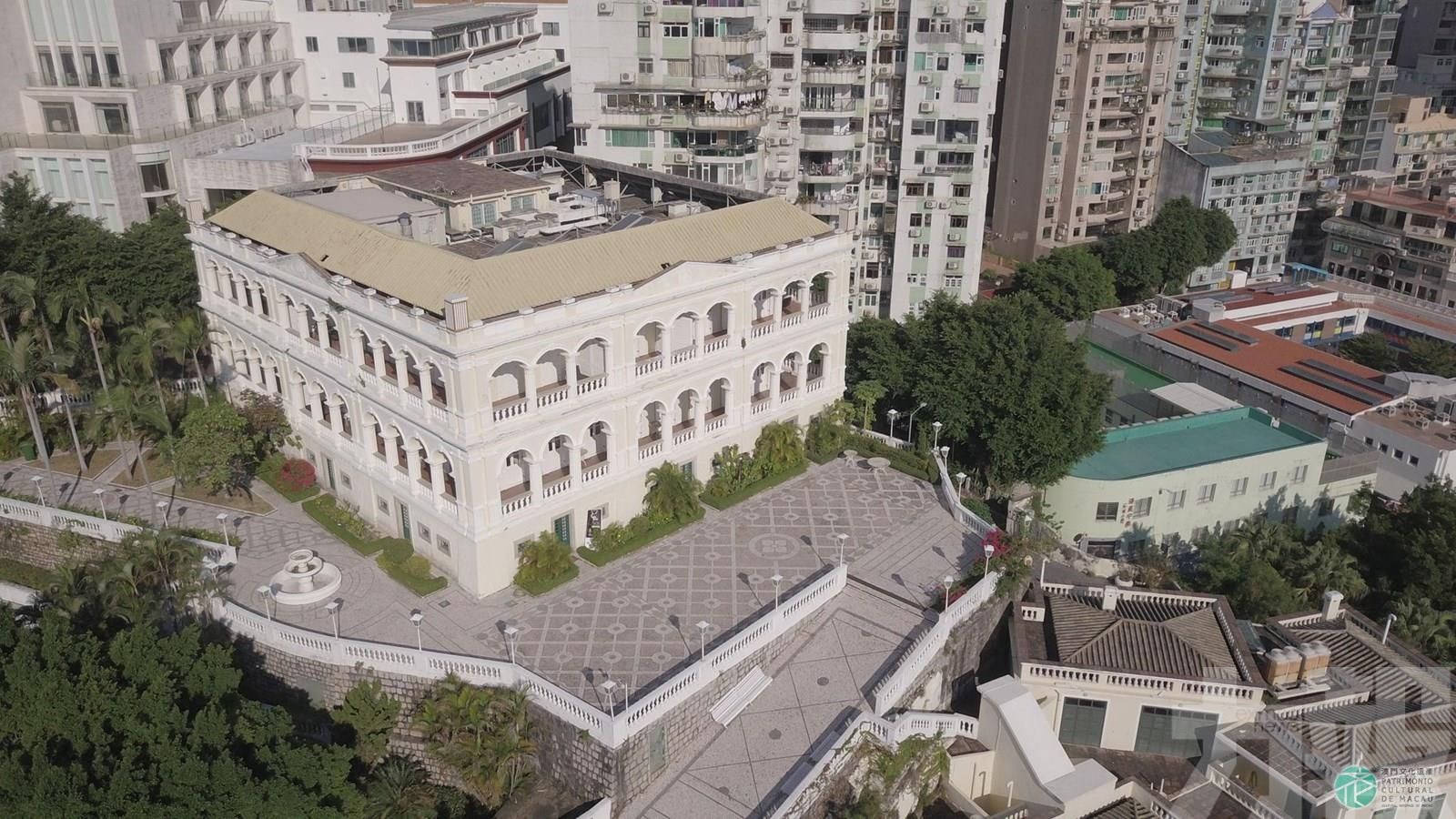 同步展出本地藝術家十件力作