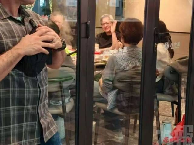 與友人打邊爐埋單僅800元