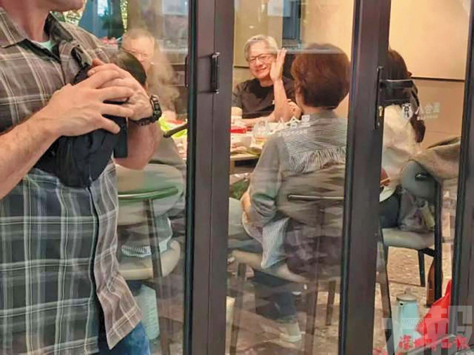 與友人打邊爐埋單僅800元