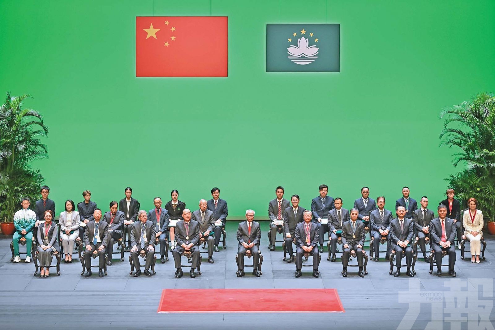 賀一誠高開賢獲大蓮花榮譽勳章