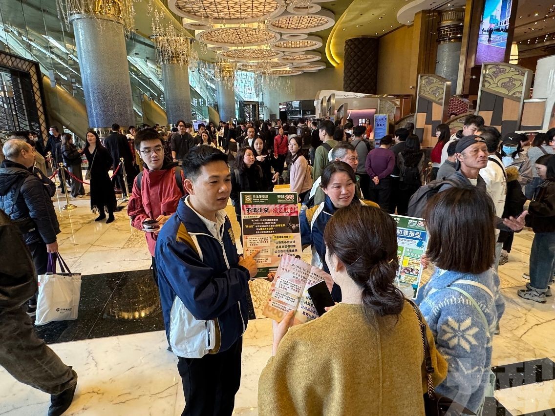 司警局新春前夕開展預防不法匯兌及防盜宣傳