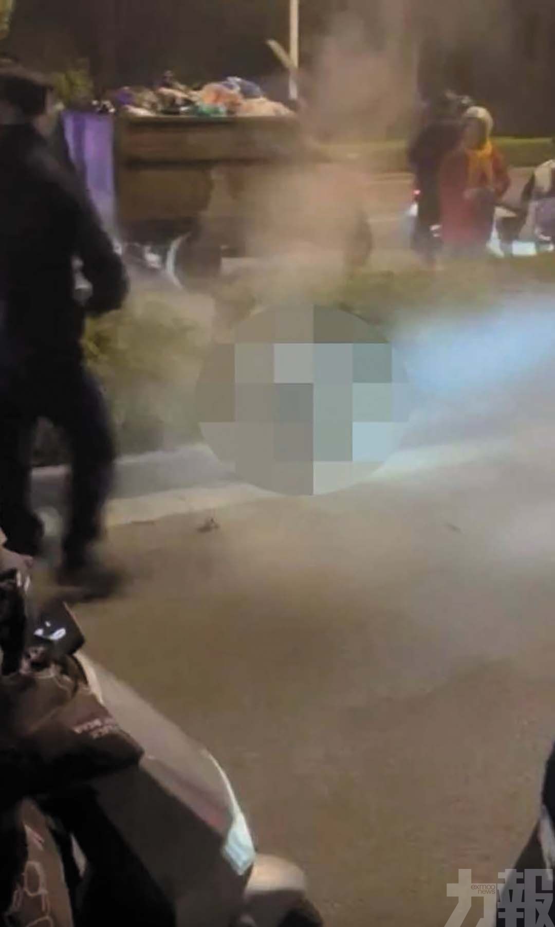 事後淡定食煙等警察