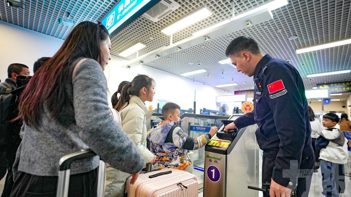 灣仔口岸客流較平日增逾三成