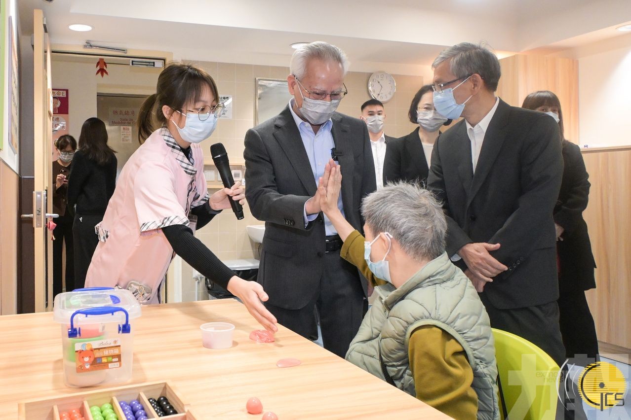 ​岑浩輝探訪社服設施　