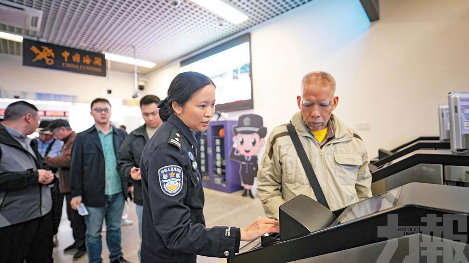 灣仔口岸客流較平日增逾三成