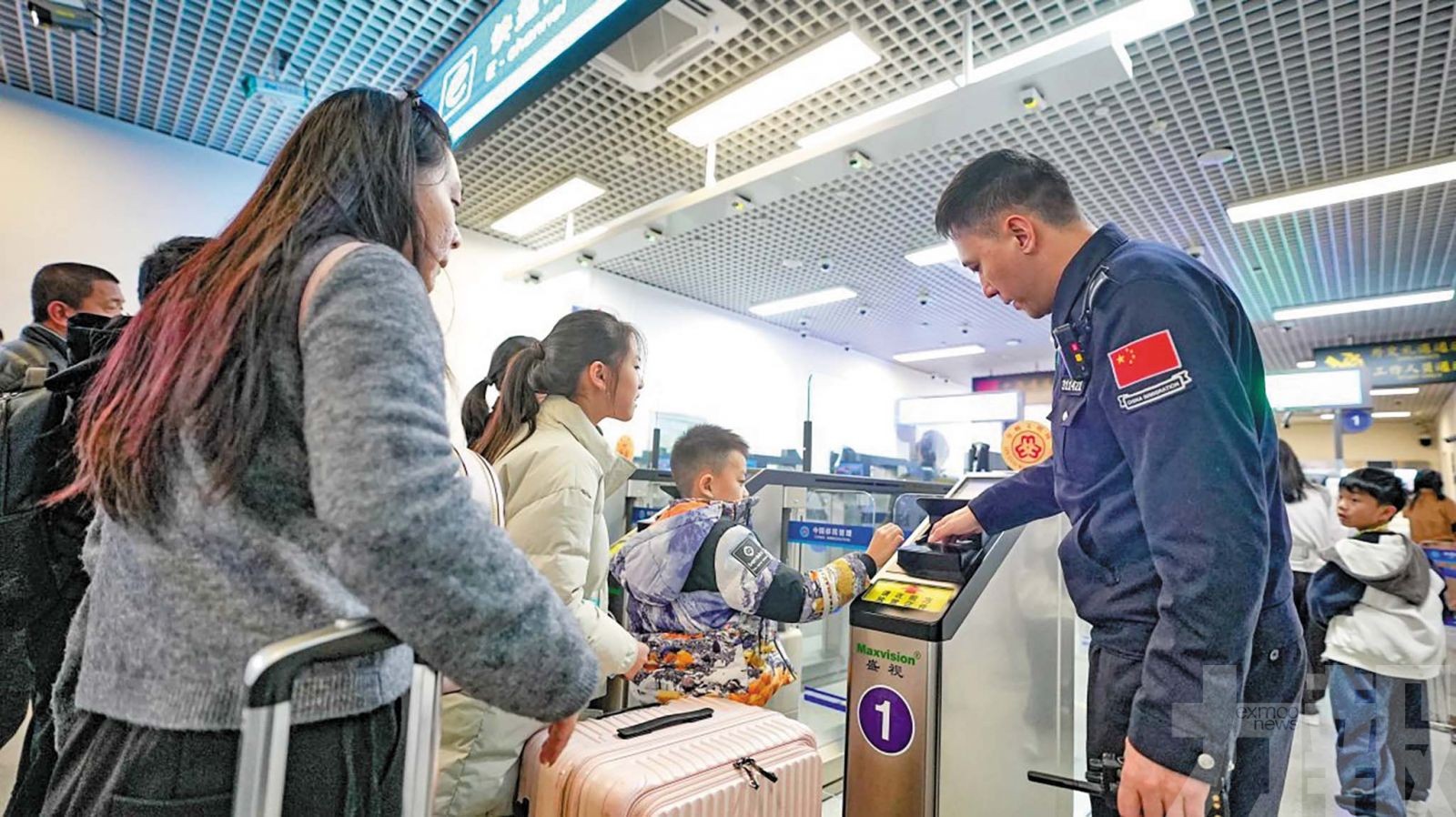 灣仔口岸客流較平日增逾三成