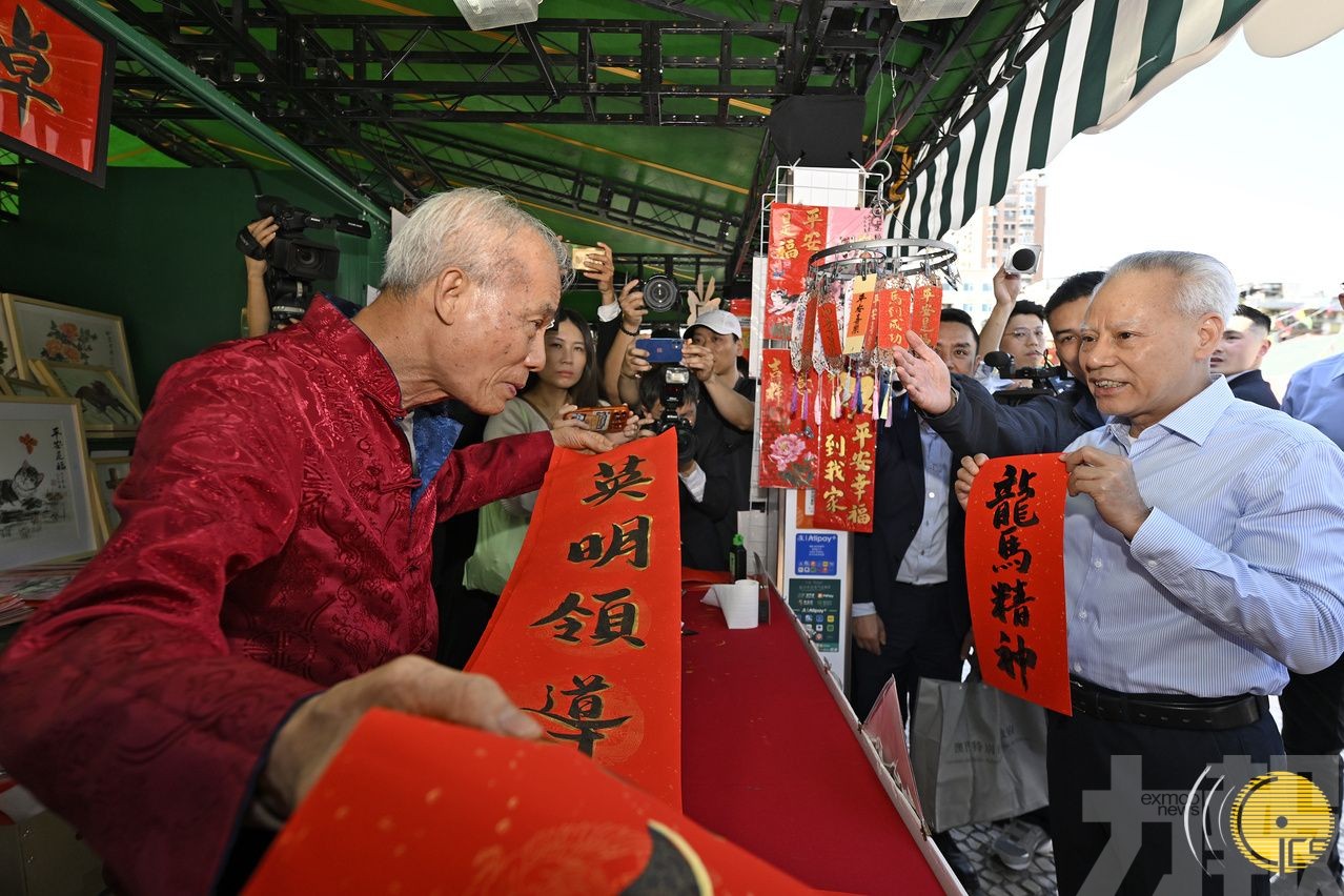 ​岑浩輝走訪年宵市場及爆竹燃放區