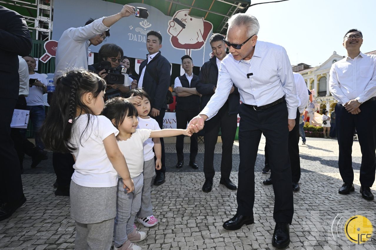 ​岑浩輝走訪年宵市場及爆竹燃放區