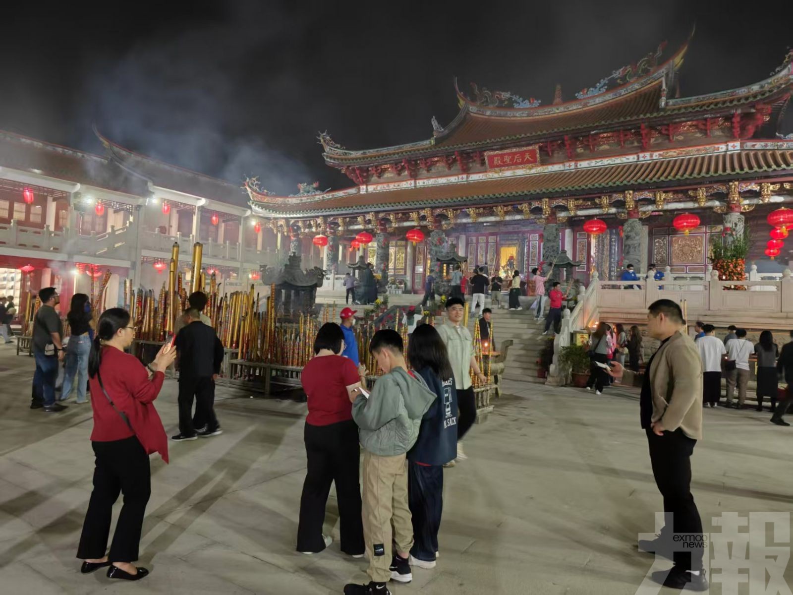 善信深夜湧至澳門媽祖文化村上頭炷香祈福
