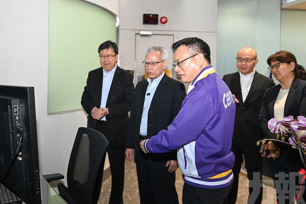 岑浩輝視察多個部門及機構