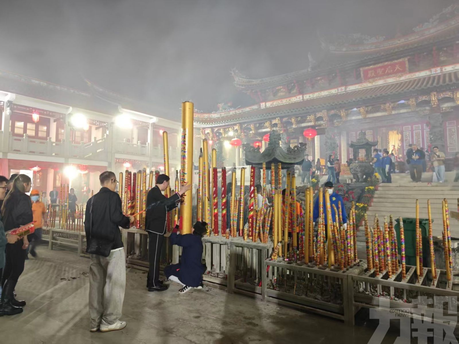 善信深夜湧至澳門媽祖文化村上頭炷香祈福