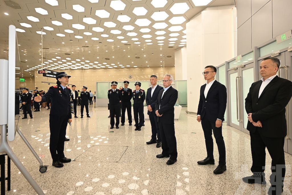 岑浩輝視察多個部門及機構