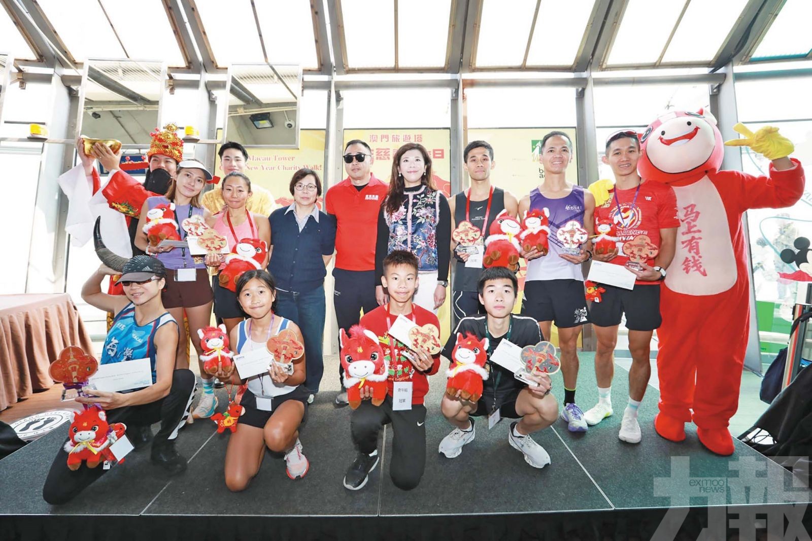 逾兩千人登頂旅遊塔步步高陞