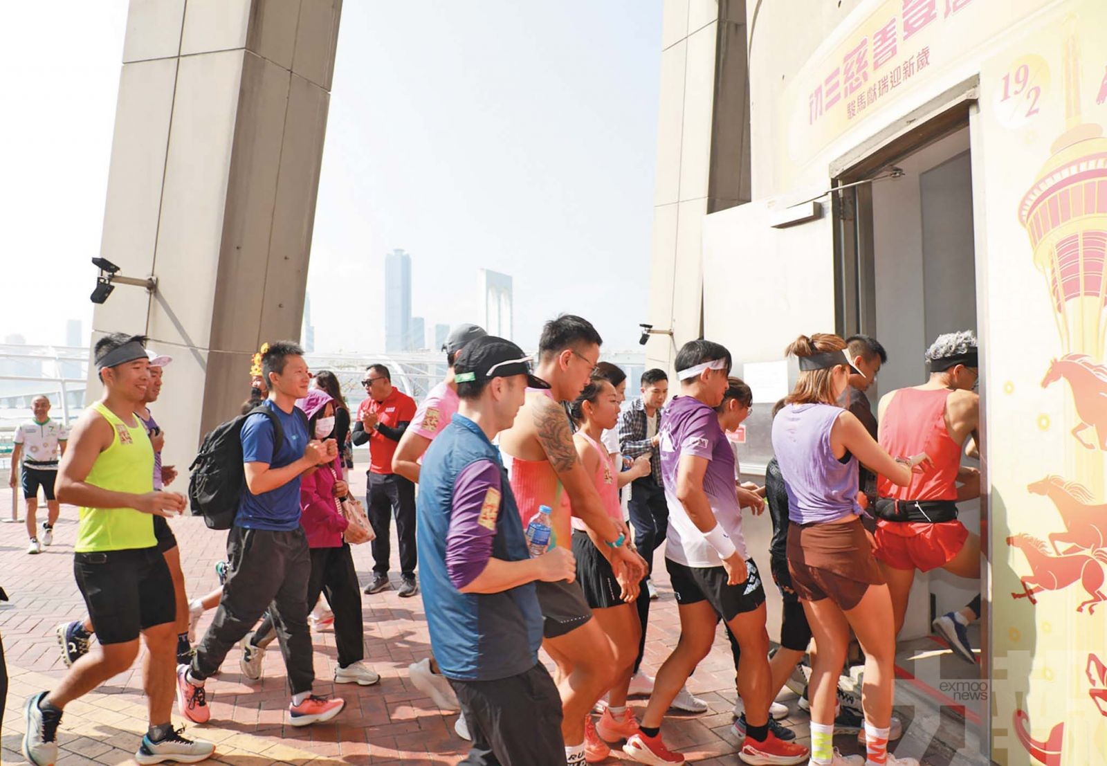 逾兩千人登頂旅遊塔步步高陞