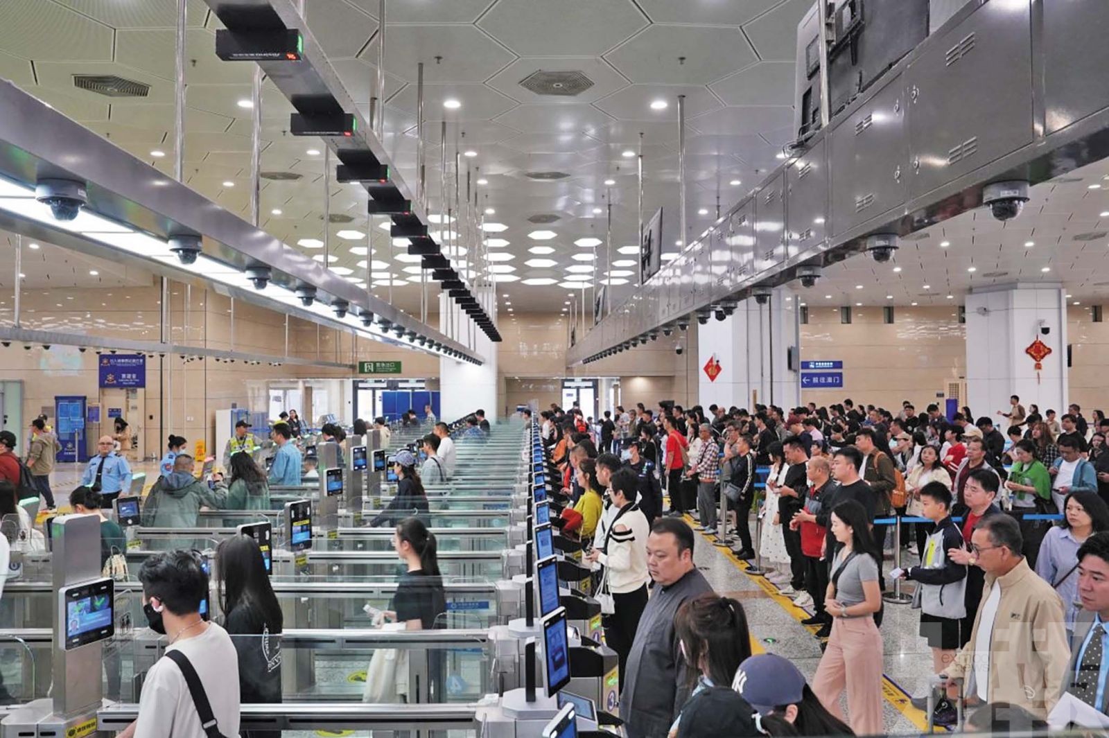 客流同比增29.2% 車流漲47.5%