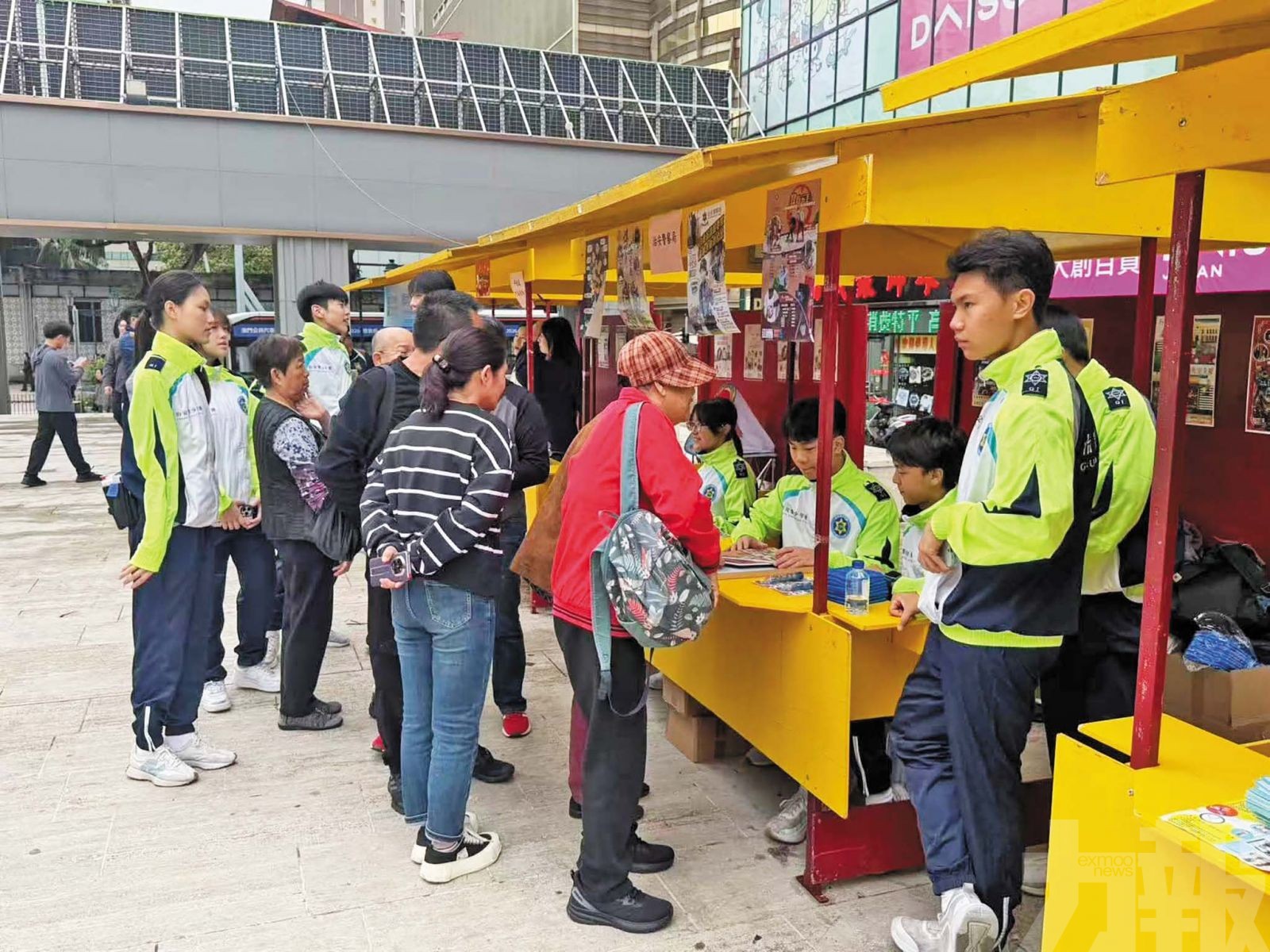 金龍醒獅友誼廣場添喜慶