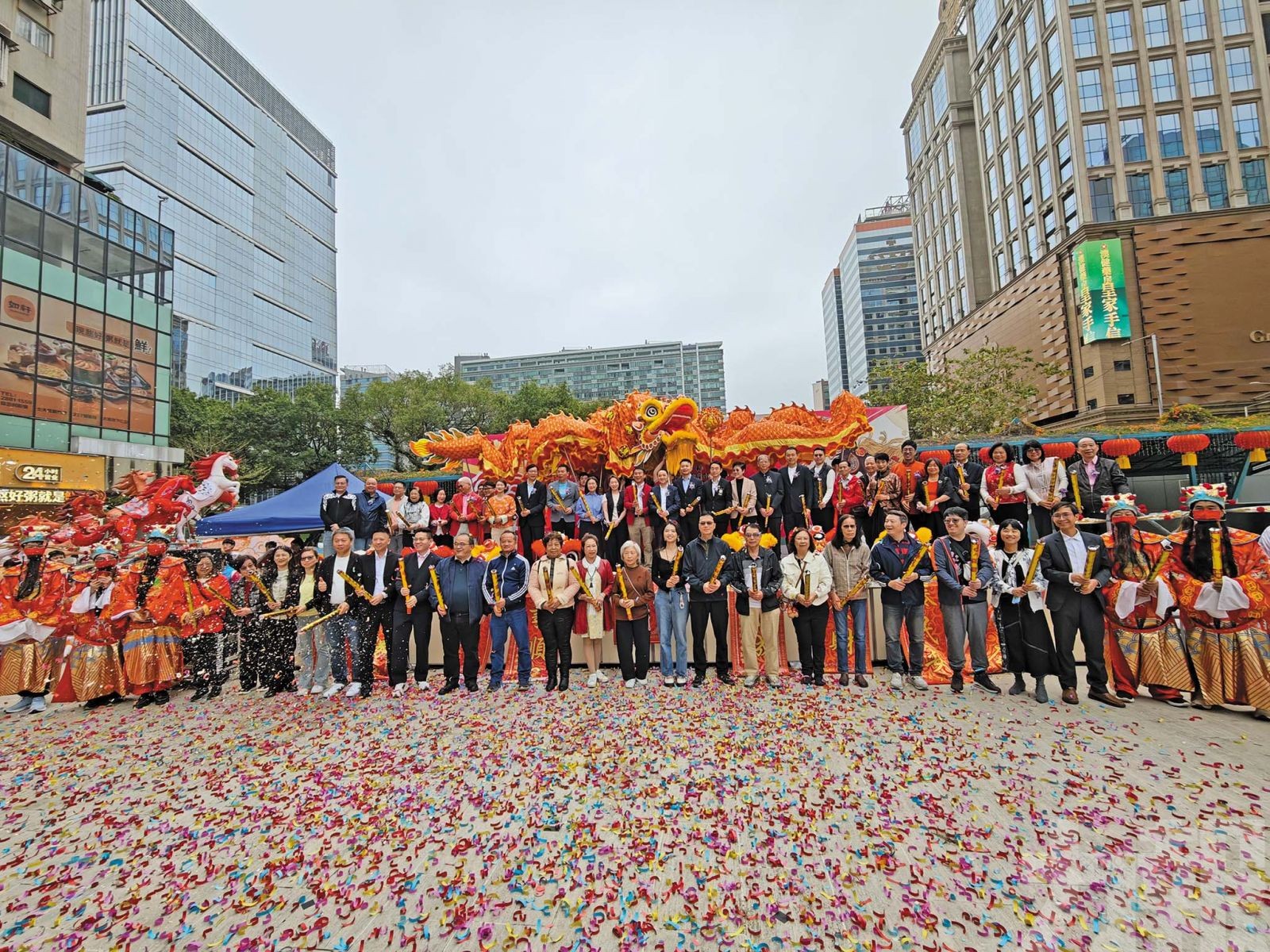 金龍醒獅友誼廣場添喜慶