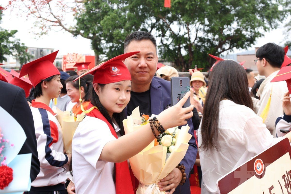 500學子跨越成人門宣告成年