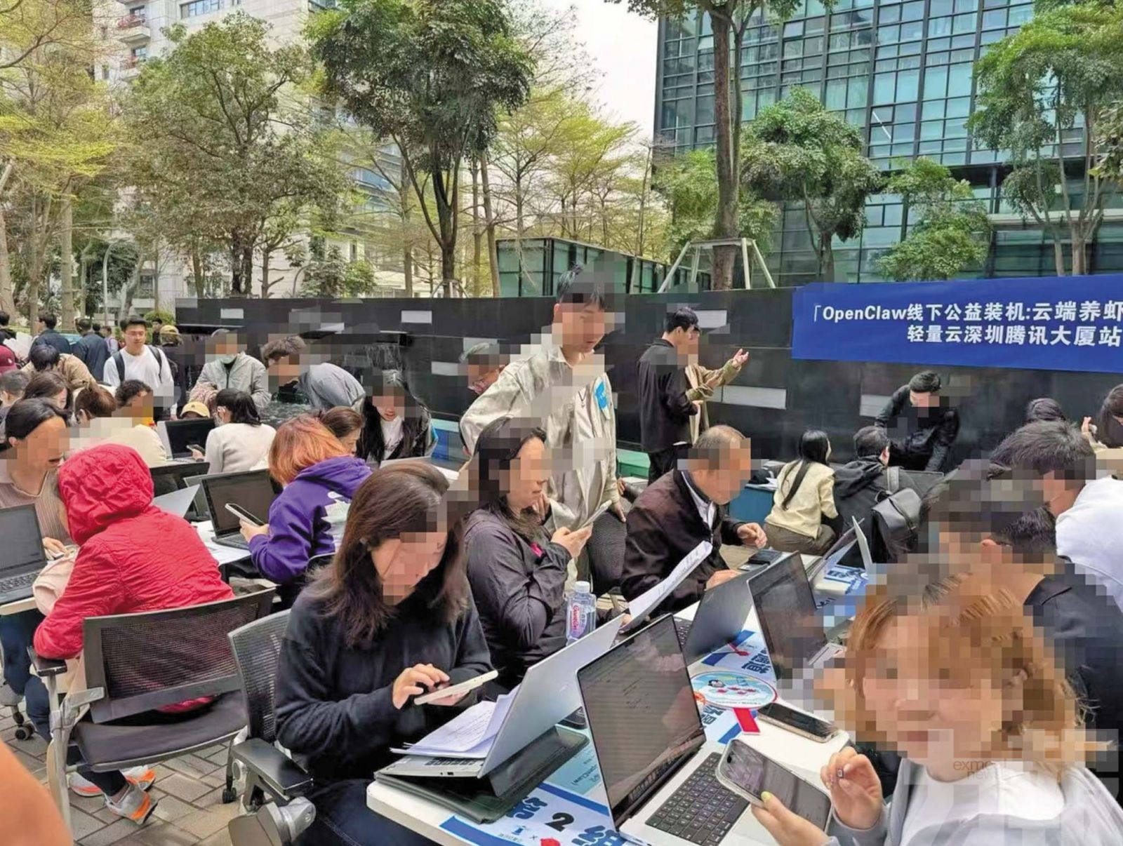 騰訊樓下千人排隊安裝引熱議