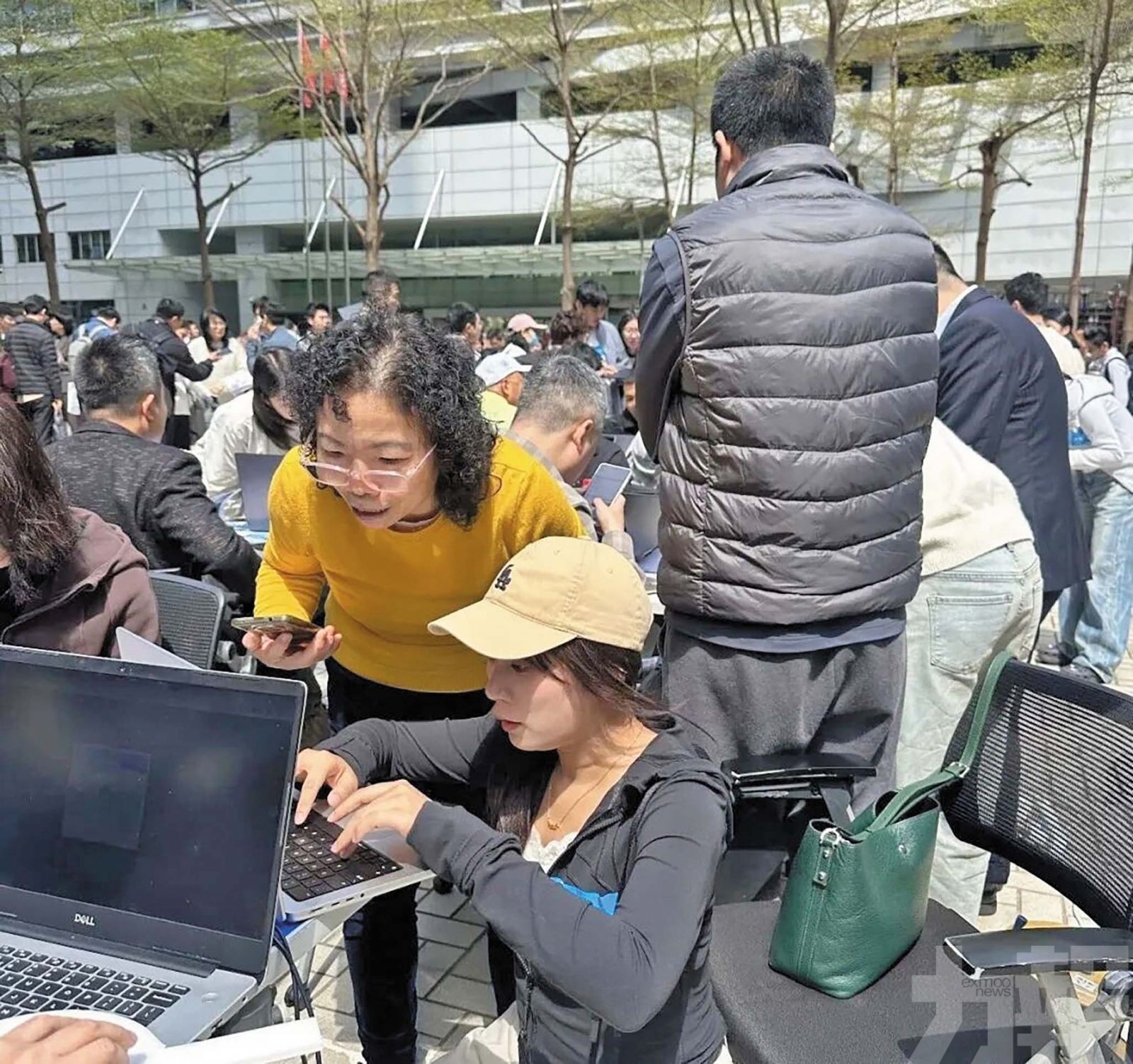 騰訊樓下千人排隊安裝引熱議