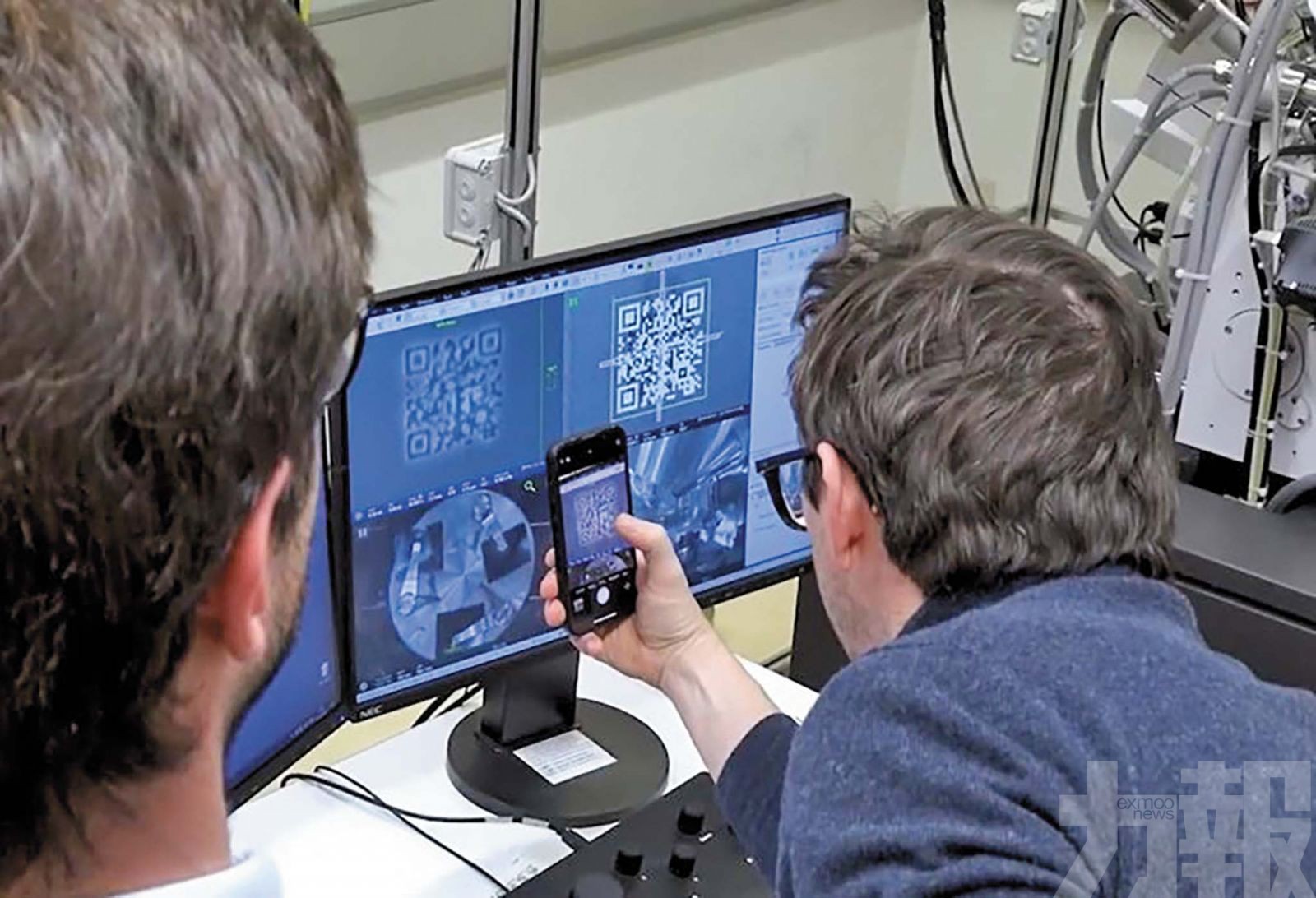 須使用電子顯微鏡才能讀取