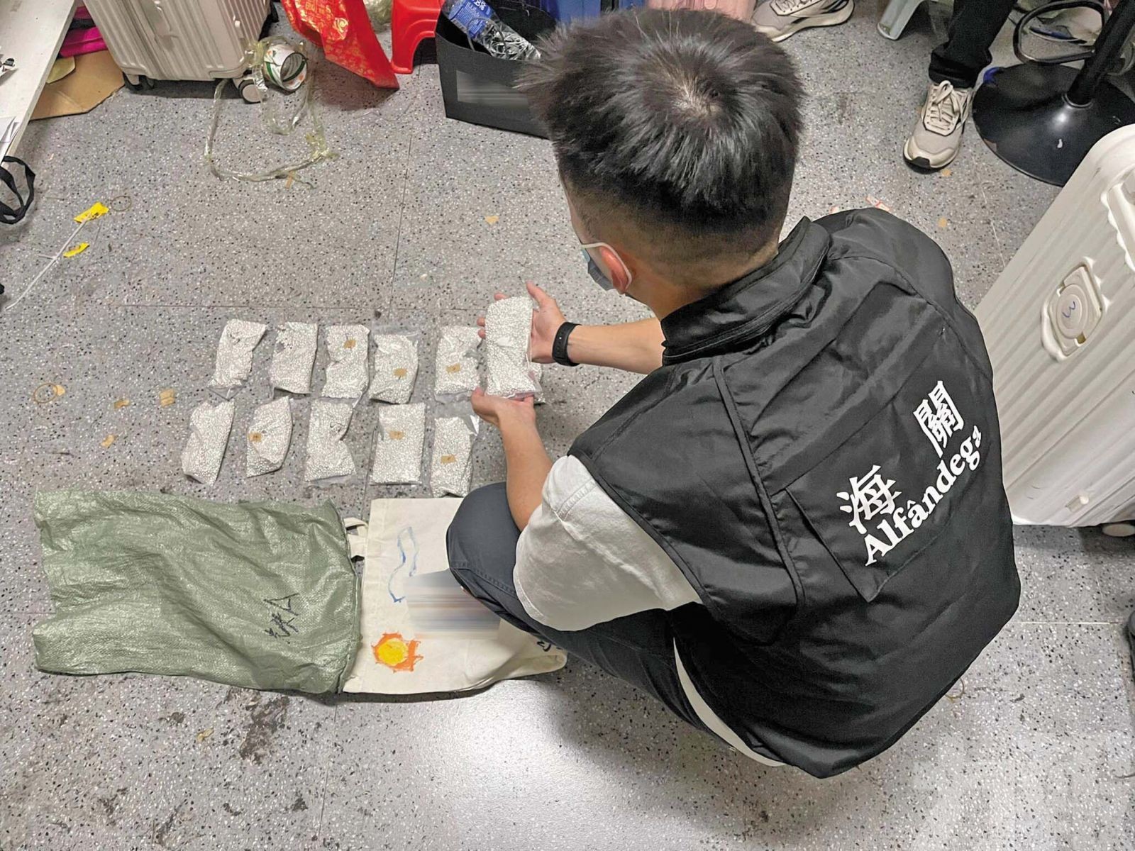 海關檢107公斤銀粒市值超220萬