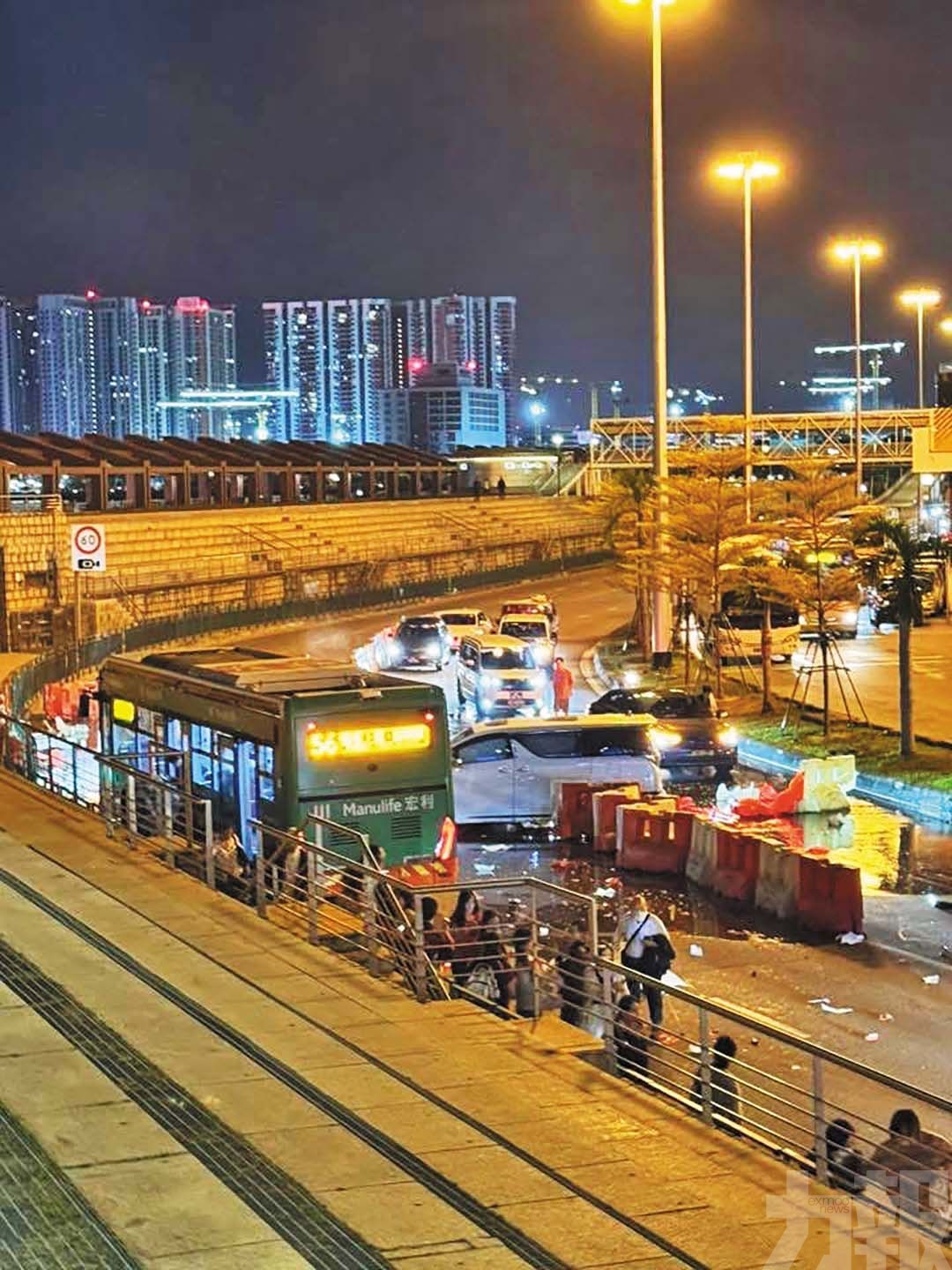 疑因超速及彎位違規超車肇禍