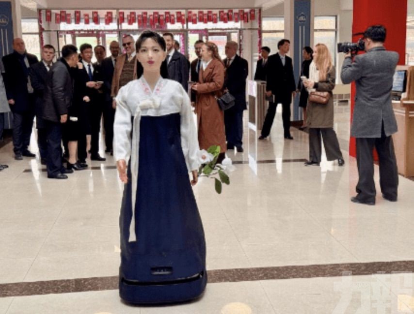 韓服造型與「神秘微笑」引關注