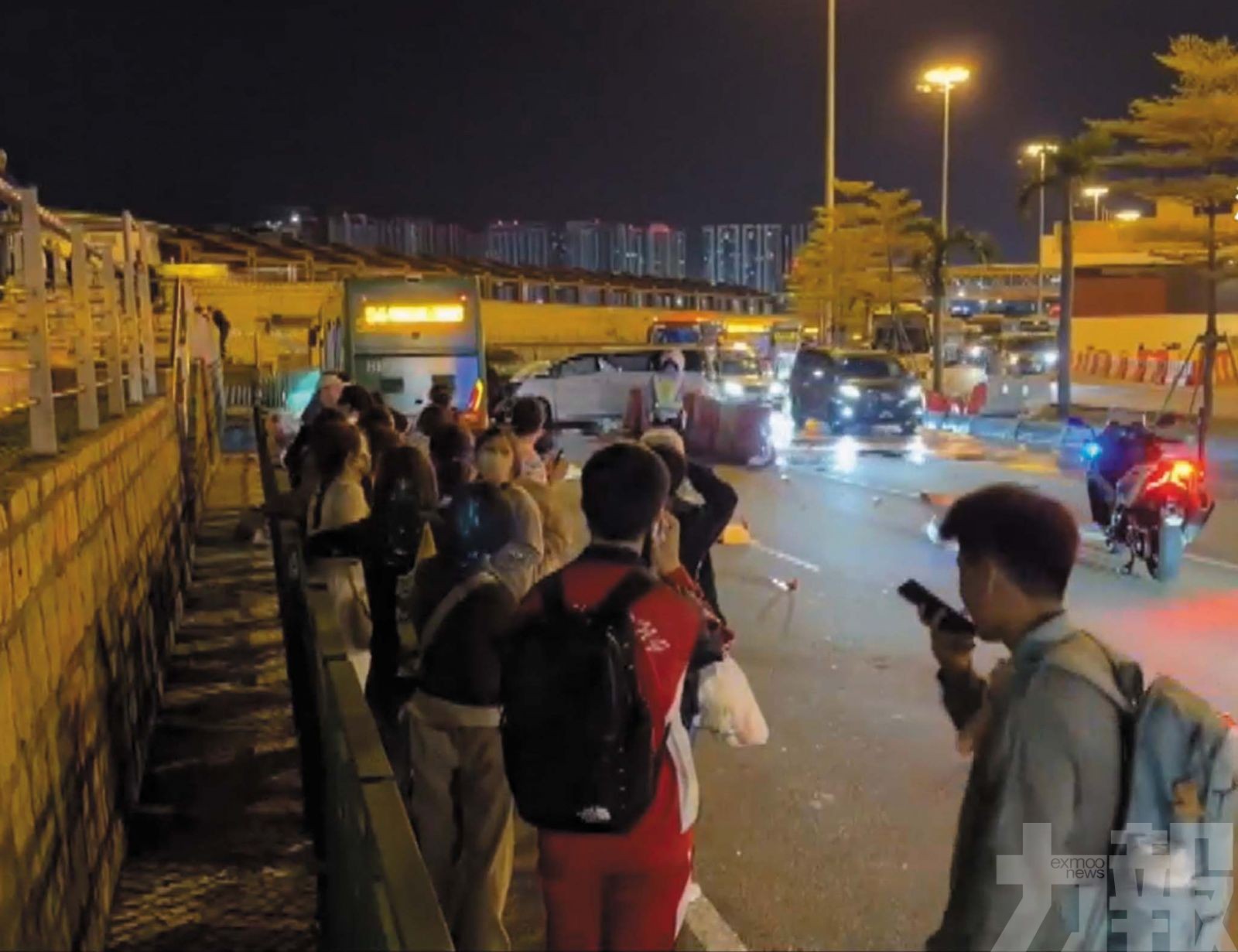 疑因超速及彎位違規超車肇禍