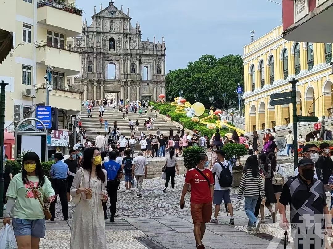 上月入境旅客按年升32.6%