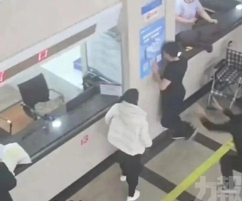 丈夫失控撞牆喊離婚