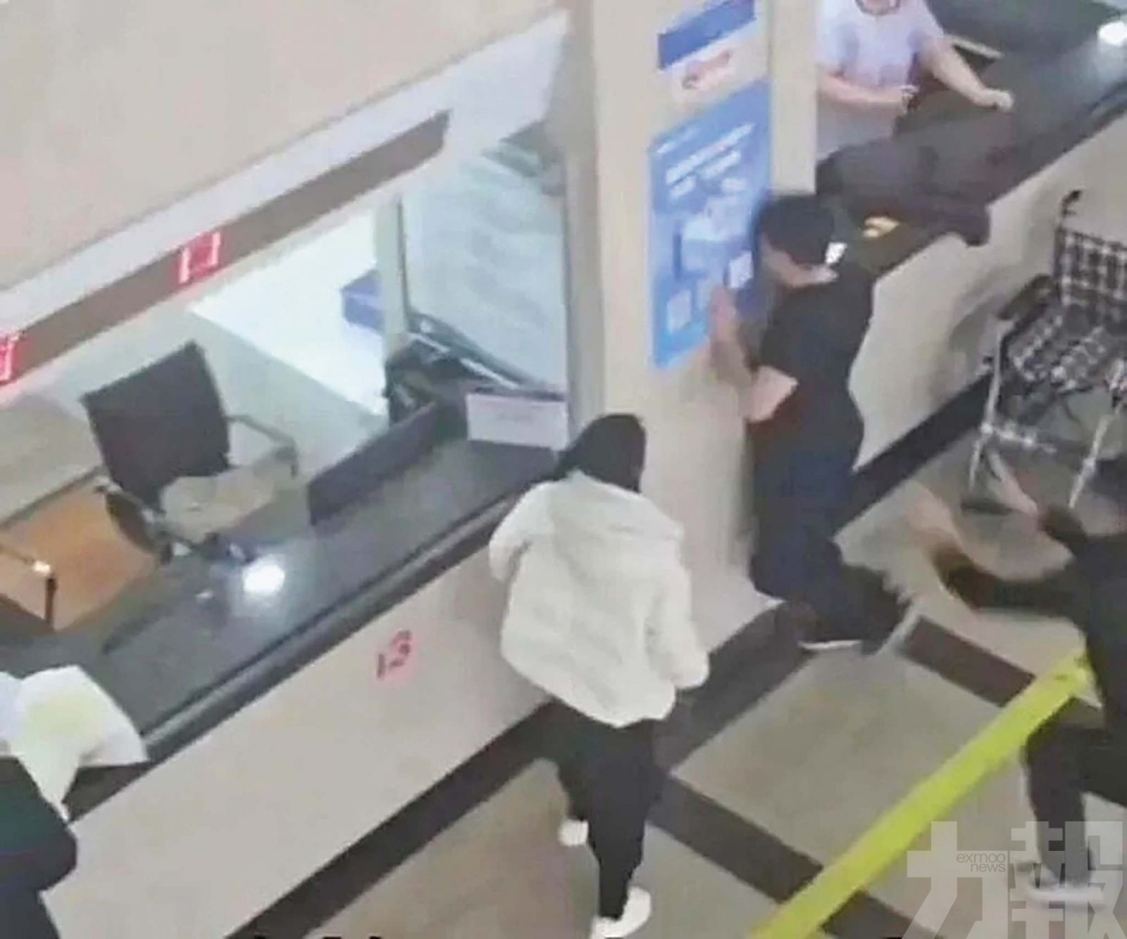 丈夫失控撞牆喊離婚