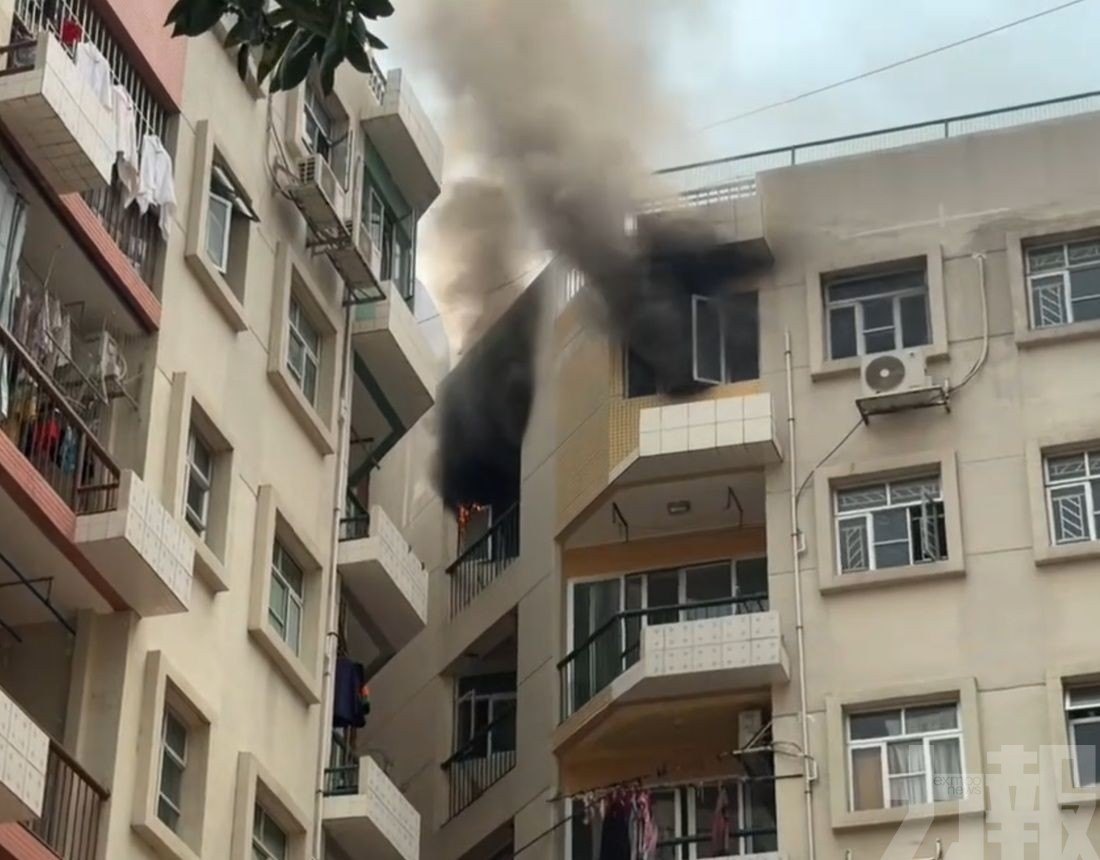 ​有片！氹仔平民新邨頂樓起火