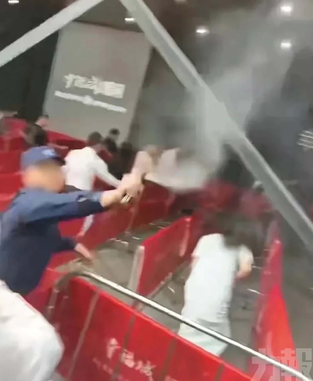 現場混亂保安噴辣椒水被拘