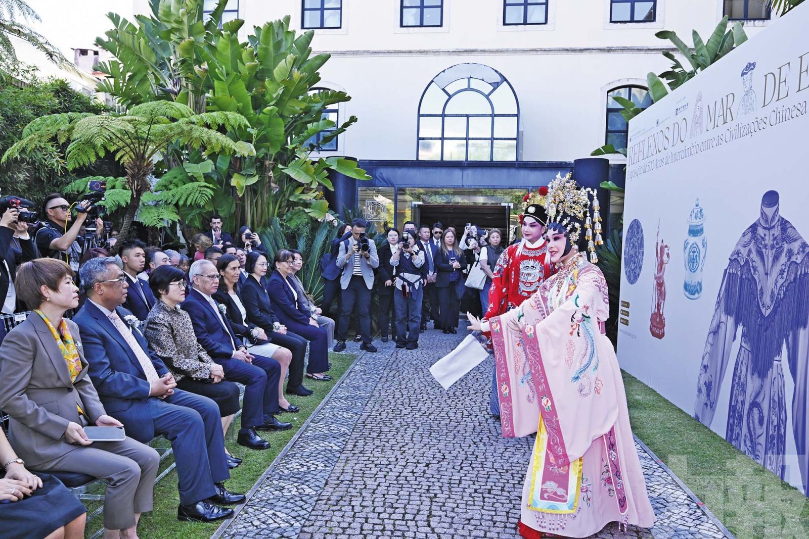 岑浩輝主禮開幕儀式並參觀展覽