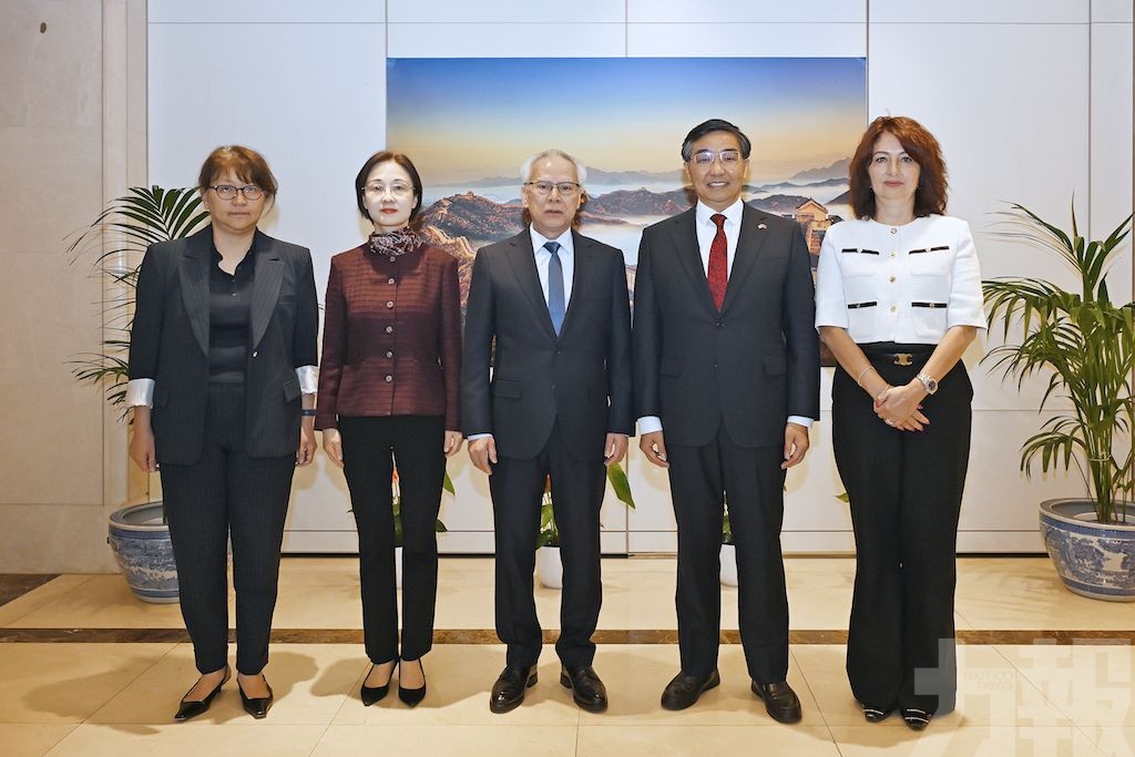 岑浩輝與中國駐比利時大使費勝潮會面